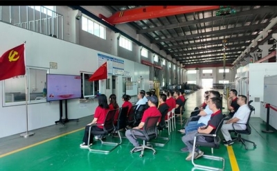 观 2025 阅兵盛典，燃上海冠顶奋进豪情